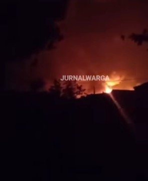 Penampakan kebaksran sumur bor rakyat di Blora hingga Senin (18/8/2025) dinihari. [Instagram]